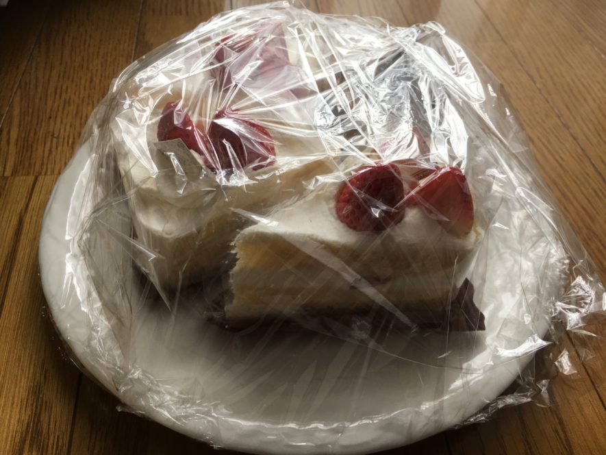 ケーキをおいしく保存する方法 温度を解説 結論 箱から出して密閉容器に入れ 冷蔵庫で2 3 で保存 Blog Chronicle