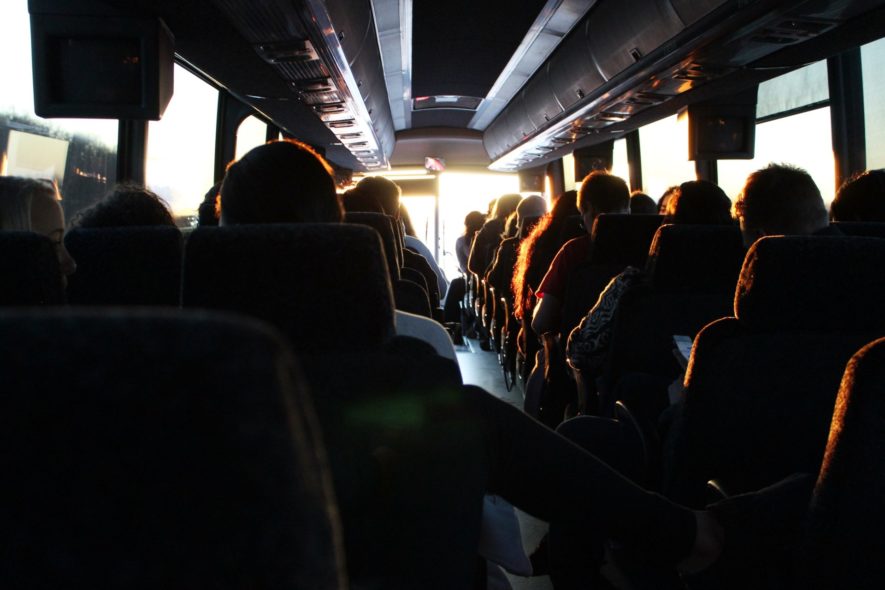 【バス旅行】添乗員の「朝と帰りの挨拶」を紹介【挨拶の例文と流れ】