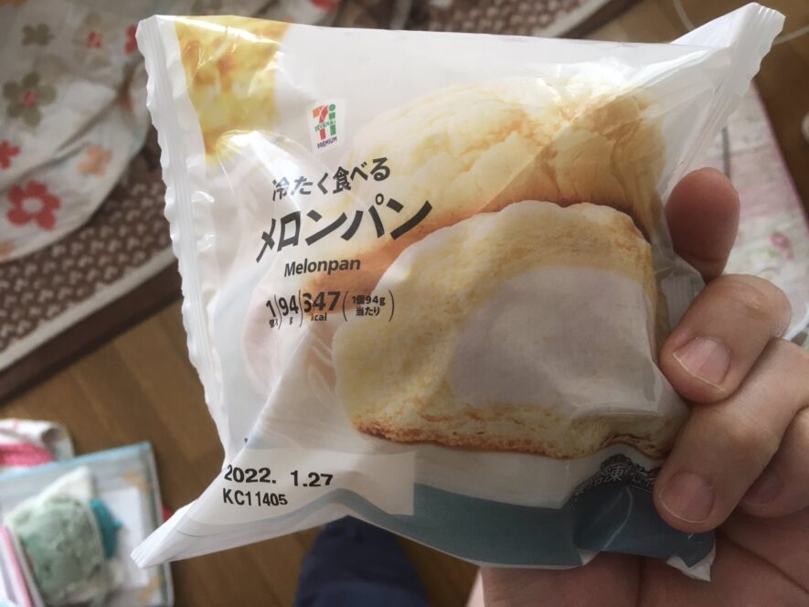 セブンイレブン：冷たく食べるメロンパン【198円、347kcal、糖質50.5g】