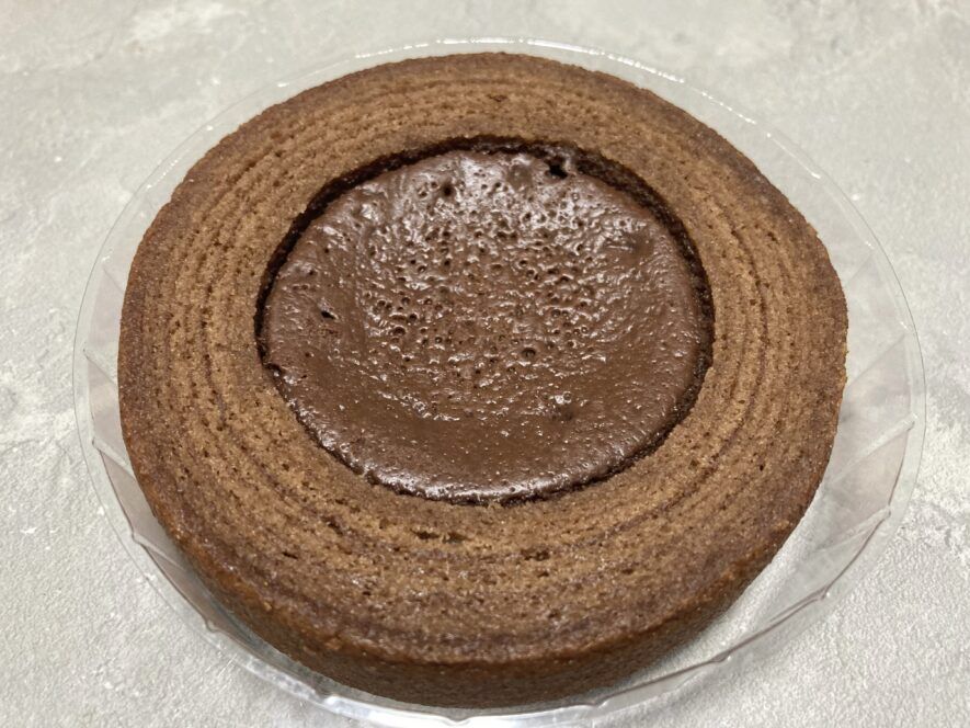 ファミマスイーツ：生チョコを使ったチョコケーキのバウム【239円、371kcal、糖質39.8g】